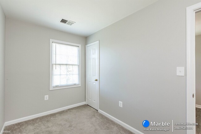 Building Photo - 2 br, 1 bath Condo - 120 Westwick Ct Unit 4