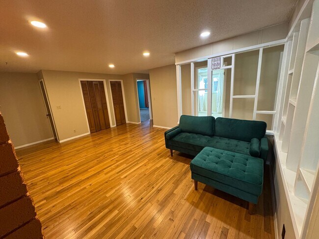 Building Photo - 3 Bed 2 Bath Home