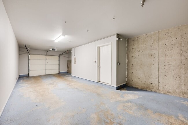 Building Photo - 2 bd 1.75 bath Lynnwood Townhome  availabl...