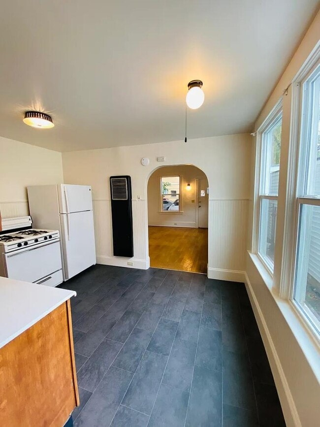 Building Photo - 830 SE Belmont St