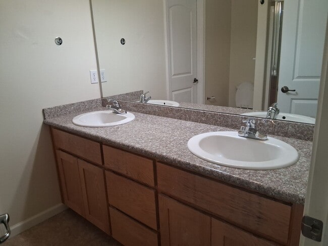 Building Photo - Cute, clean 2 bedroom upstairs apartment with patio.