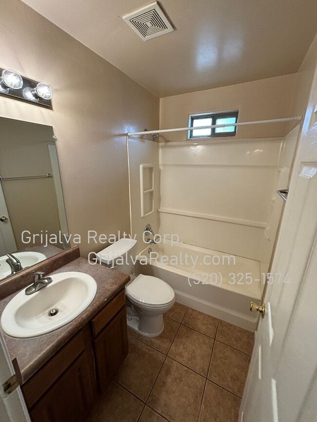 Building Photo - Spacious 4 Bedroom, 2 Bath House for Rent ...