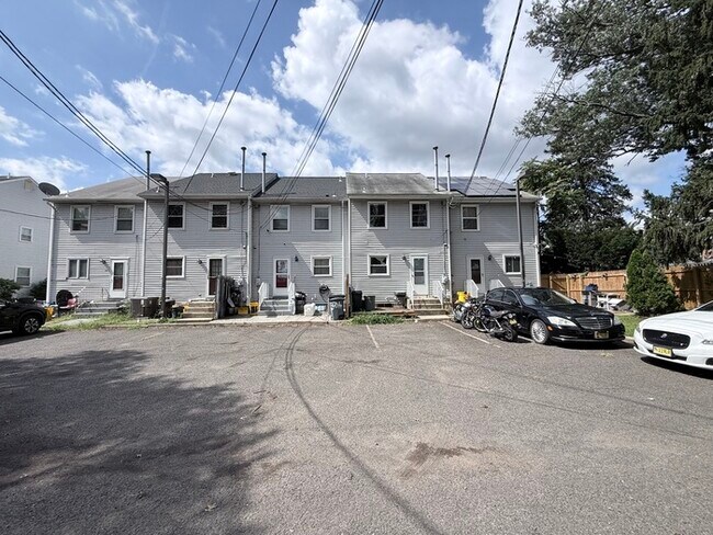 Building Photo - 502 S Logan Ave