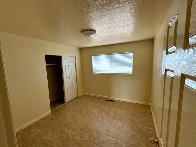 Building Photo - 487 Larson Ct