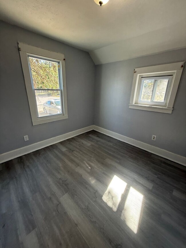 Building Photo - SECTION 8 and EDEN Accepted!! Newly Renovated 2 Br Home!