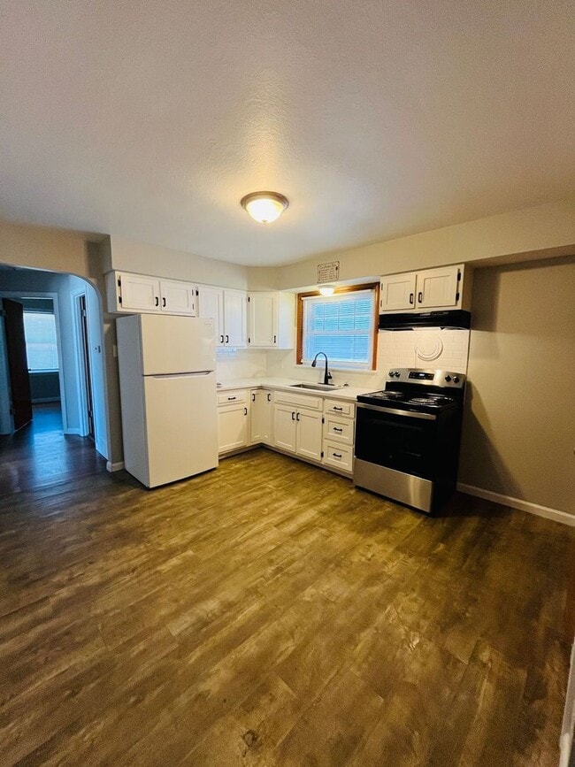 Building Photo - Adorable 3 bedroom 1 bath home!   Close to...