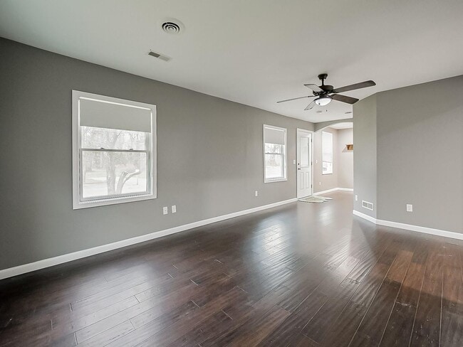 Building Photo - Charming 3-Bed, 2.5-Bath Home in Pinckney!