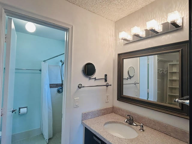 Building Photo - 3054 S Oakland Forest Dr