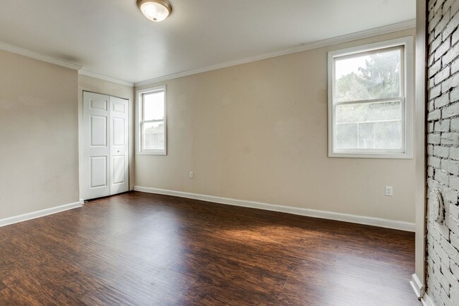 Building Photo - Available NOW - Spacious 6 Bedroom, 2 FULL Bath Home Located in South Side Slopes!