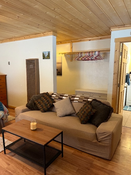 Building Photo - 4005 Cedar Ave