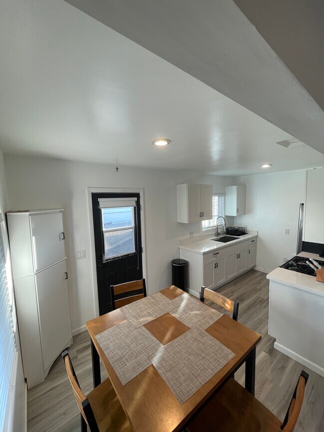 Building Photo - 450 W Hemlock St