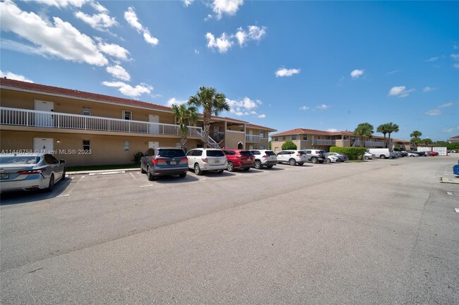 Building Photo - 9962 Twin Lakes Dr