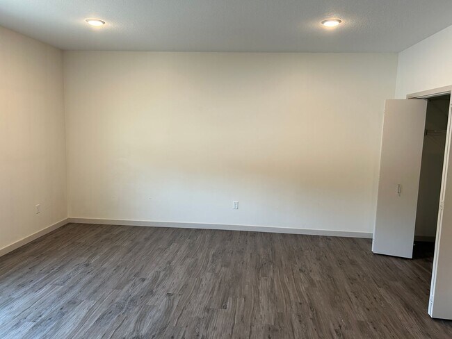 Building Photo - Studio Unit at Tiller+Main