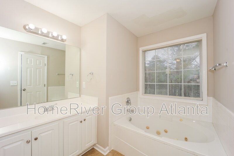 Building Photo - 2175 Lake Royale Dr