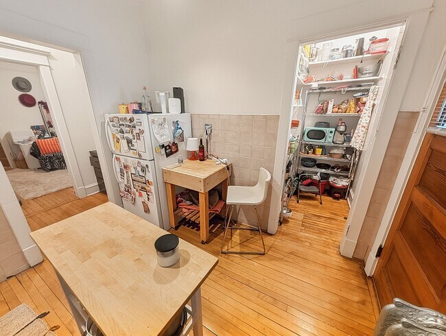 Building Photo - Very Spacious 2 BR/1 BA in Wrigleyville