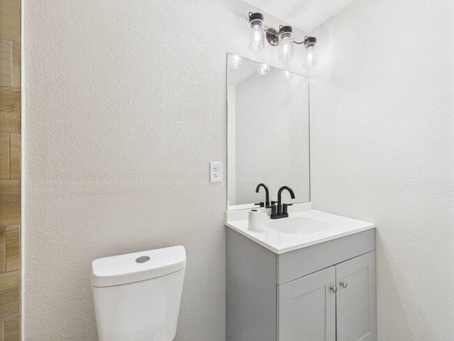 Building Photo - Beautiful 3 Bedroom 2 Bathroom 1 car Garag...