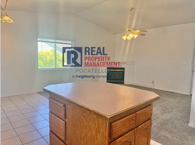 Building Photo - Beautiful 4 bed 2 1/2 bath - 3 car garage