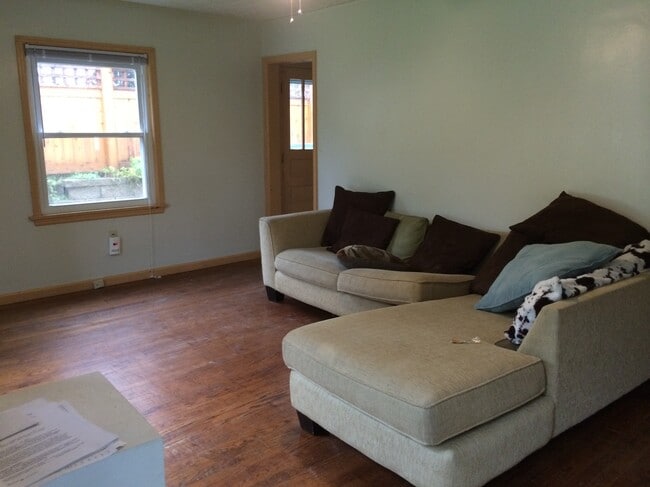 Building Photo - 1028 E Maxwell Ln