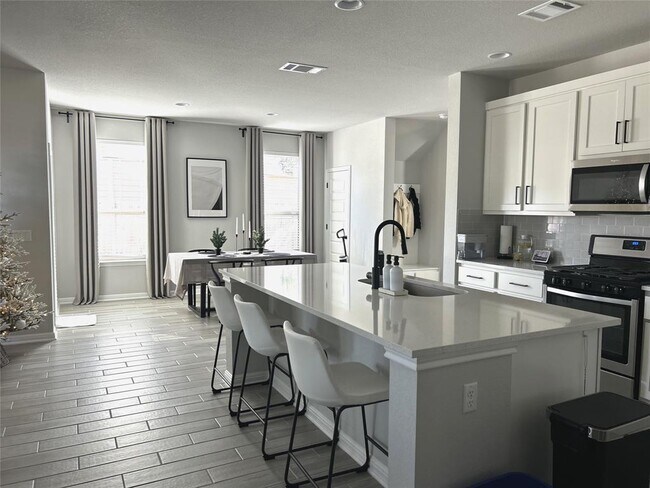 Building Photo - 700 Hays Hill Dr