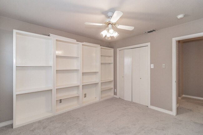 Building Photo - Beautiful townhome in a prime location nea...
