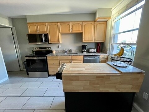 Kitchen - 525 S Luzerne Ave