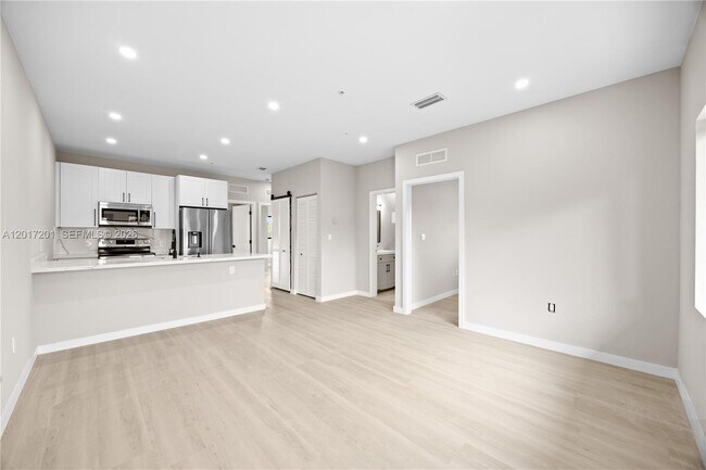 Building Photo - 630 NE 166th St