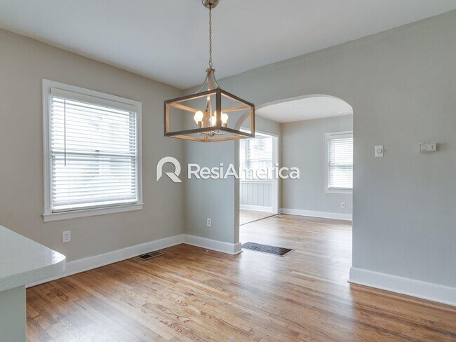 Building Photo - Beautiful 2BR/1B home in a peaceful neighb...