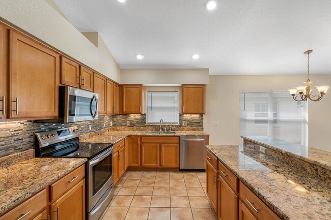 Building Photo - Exquisite Huntington Hills Golf and Countr...