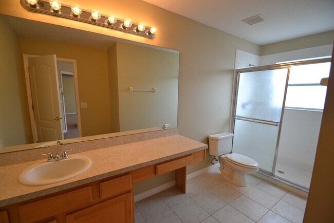 Building Photo - 950 Longwood Club Pl