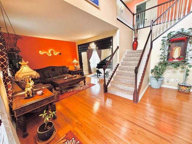 Building Photo - ONE OF A KIND 5bed/4bath!  *HOME THEATER* ...