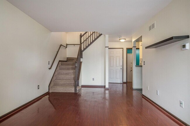 Building Photo - 3088 Village Cir
