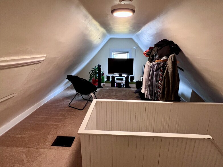 Building Photo - 2374 Victor St