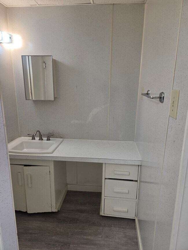 Building Photo - Studio Apartment in the Heart of Golden!