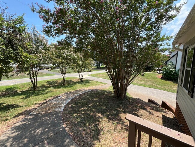 Building Photo - 1775 Ralee Dr