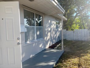 Building Photo - 913 SW 4th Terrace