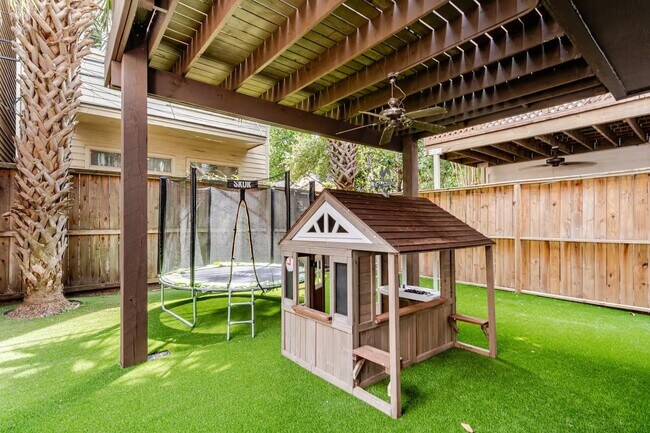 Building Photo - 6515 Minola St