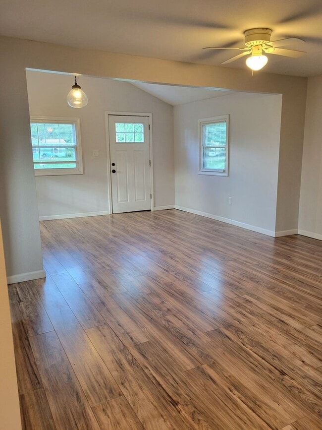Building Photo - Beautifully Remodeled and Rent Ready.