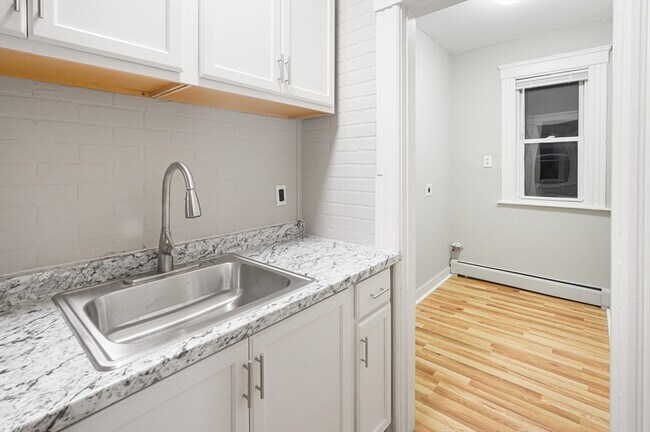 Building Photo - 15 Mendon St