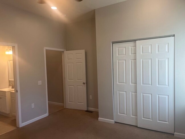 Building Photo - **$500 Security Deposit & 1st Month Free w...