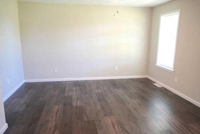 Building Photo - Adorable 3-Bed, 2-Bath Home with 2-Car Garage in Prime Location!