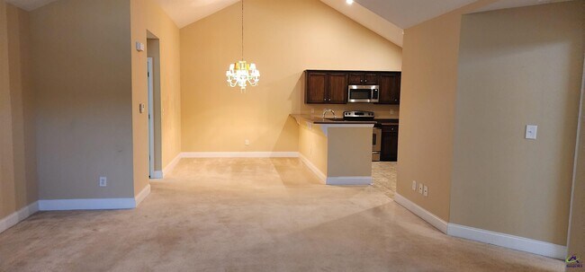Building Photo - 402 Nandina Ct