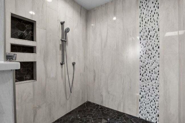 Building Photo - "Coastal Comfort Awaits: Spacious 3-Bed, 3-Bath Furnished Retreat in Moss Creek on the Marsh!"