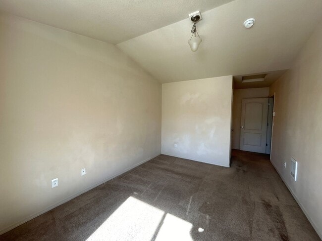Building Photo - 3 Bedroom Townhouse in The Pines at Pilot ...