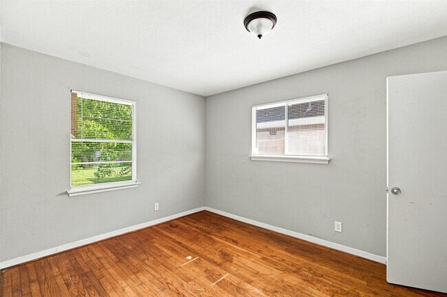 Building Photo - 509 Avenue J