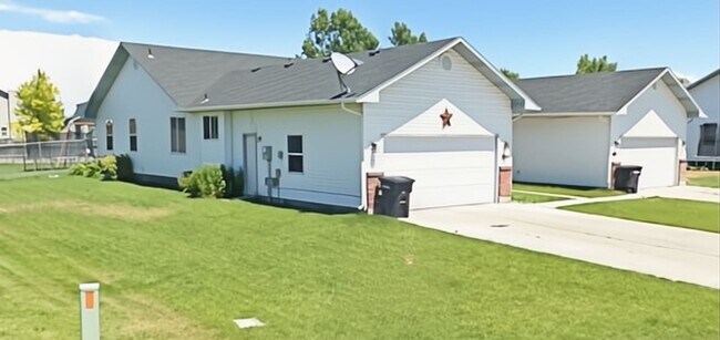 Building Photo - Spacious & Updated 2 Bedroom, 2 Bathroom Twin Home in Ammon with Fenced Backyard and Hookups (Ida...