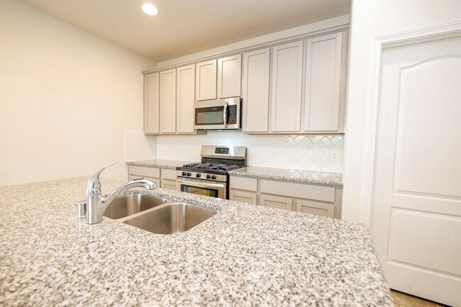 Building Photo - 40634 Guillemont Ln