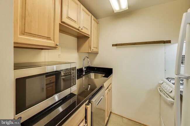 Building Photo - 4 Monroe St