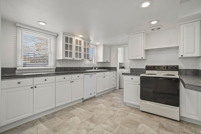 Building Photo - 3bd/2ba with Great Boise Location on Large Corner Lot