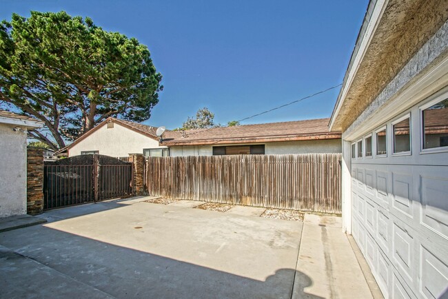 Building Photo - PARTIALLY REMODELED, SPACIOUS & BRIGHT, 4B...