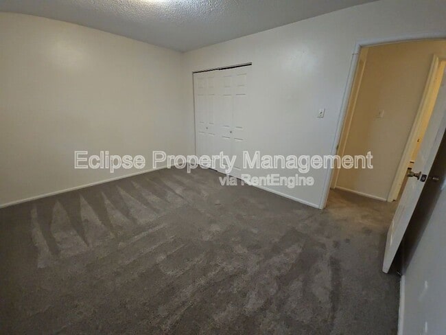 Building Photo - 208 Maple Dr